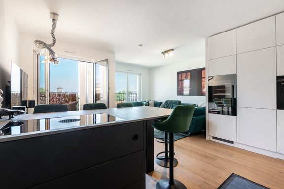 Open-plan eat-in kitchen with cooking/dining counter