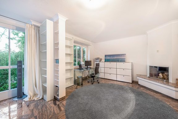 Arbeitsbereich mit Kamin