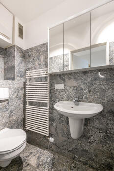 Shower room with marble tiles
