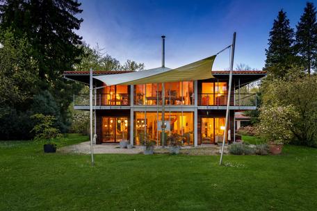 Sustainable, healthy living and full of light in a natural location: individual home with feel-good flair