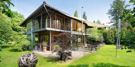 Sustainable, healthy living and full of light in a natural location: individual home with feel-good flair