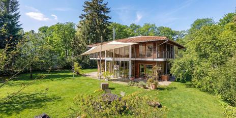 Nachhaltig, wohngesund und lichterfüllt in naturnaher Lage: Individuelles Domizil mit Wohlfühl-Flair