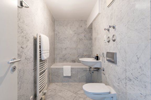 Zeitloses Bad mit Wanne