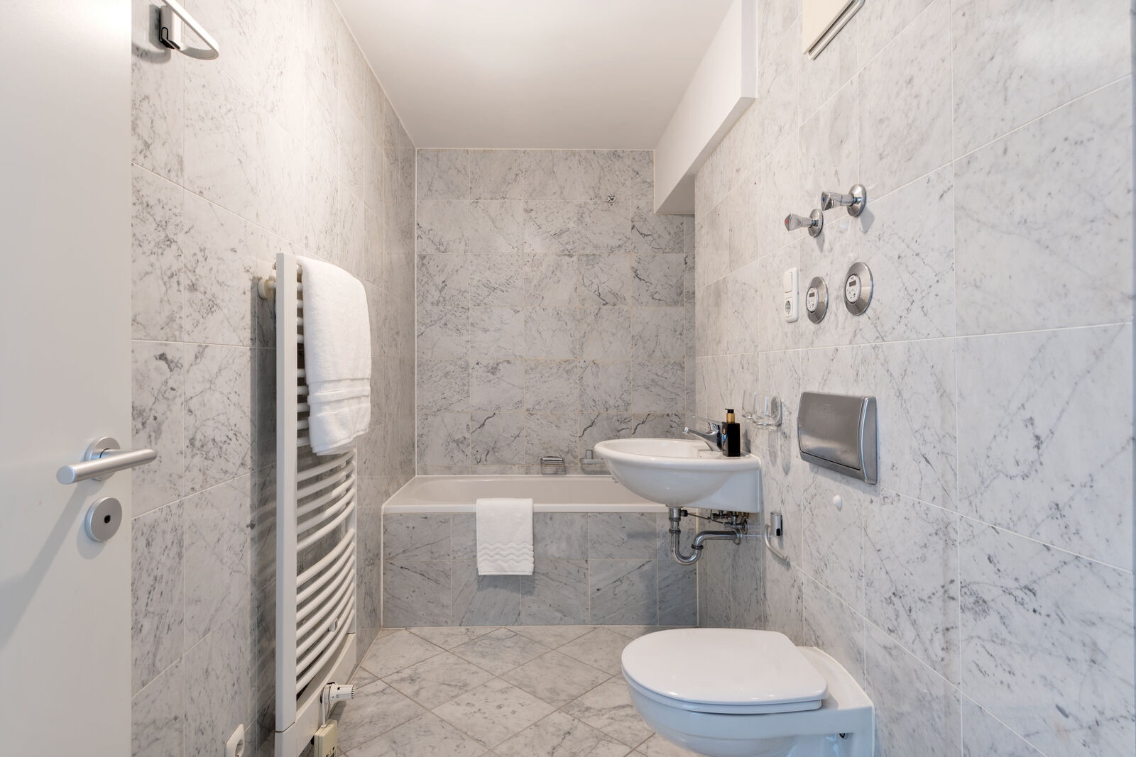Zeitloses Bad mit Wanne