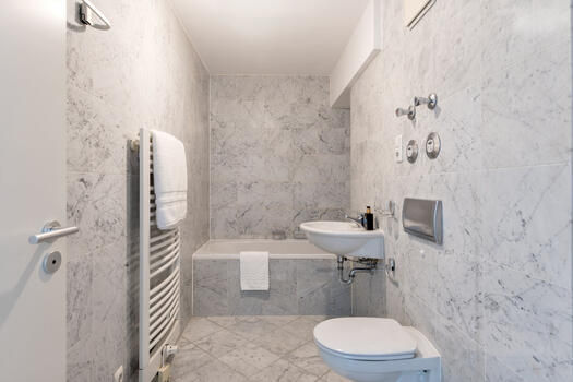Zeitloses Bad mit Wanne