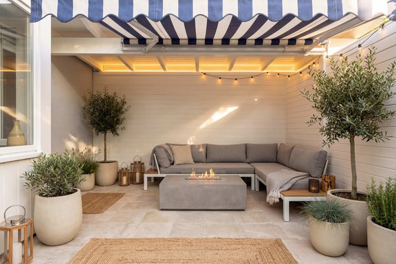 Covered outdoor seating area (Visu)