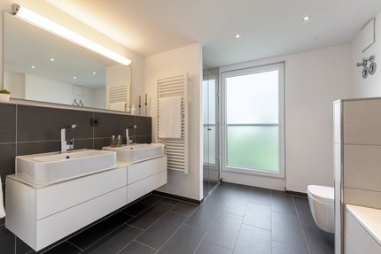 Geräumiges Tageslicht-Bad