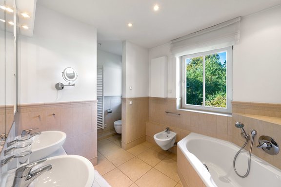 Zeitloses Bad mit WC- und Duschnische