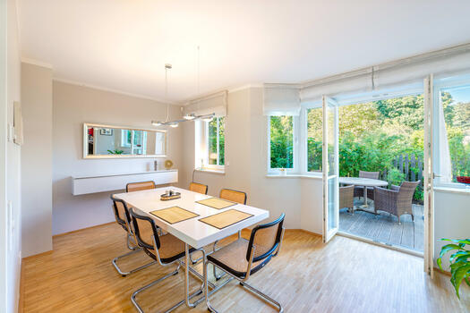The dining area is extended by a charming bangkirai terrace