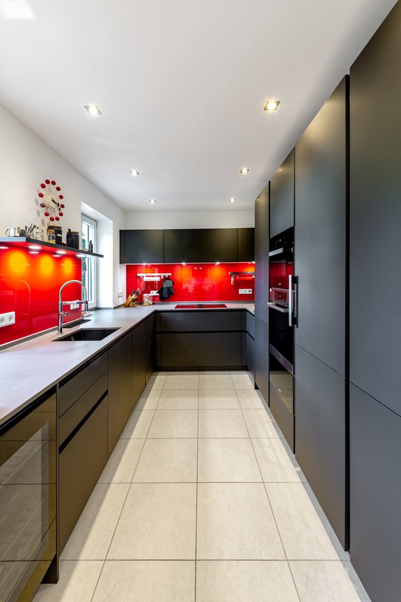 Stylische mattschwarze Einbauten und Markengeräte