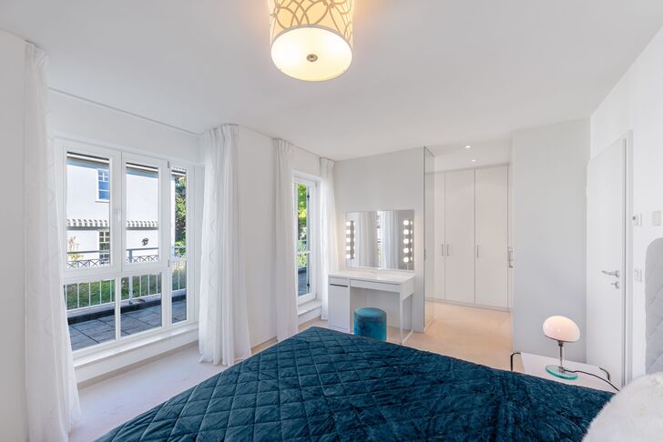 Das Masterschlafzimmer geht in eine Ankleide über