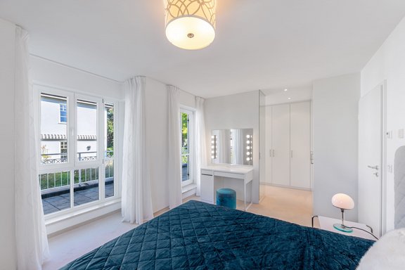 Das Masterschlafzimmer geht in eine Ankleide über