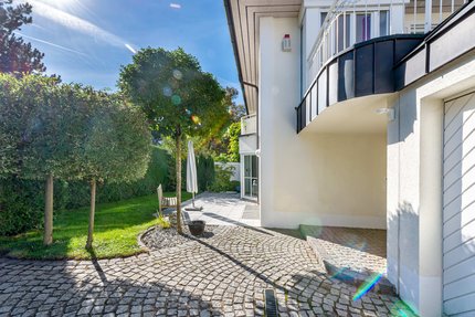 Der Südgarten wird von einer blickdichten Hecke gerahmt