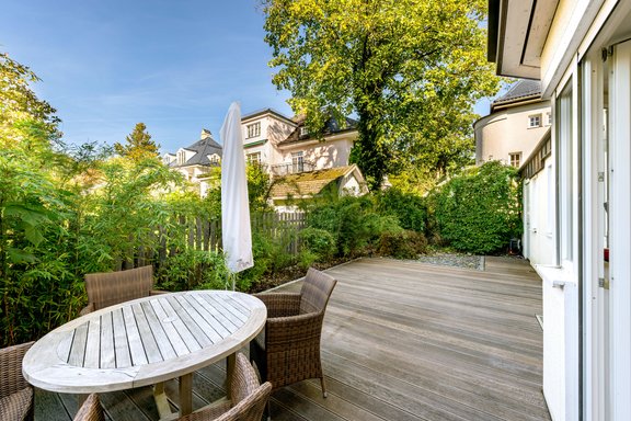 Im rückwärtigen Gartenbereich genießt man Blicke in die Villenumgebung