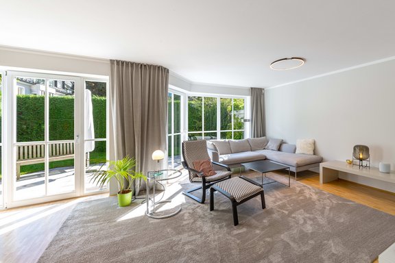 Der stilvolle Wohnbereich lädt zur Entspannung ein