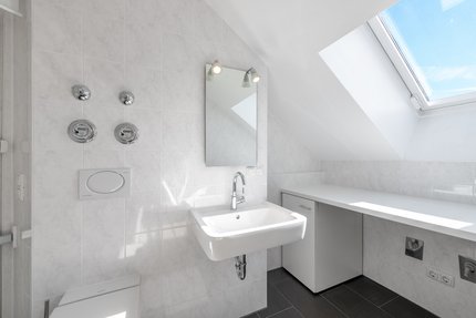 Bad im hellen Dachgeschoss