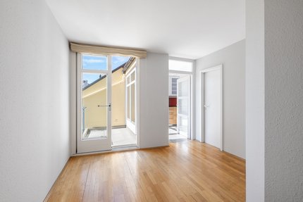 Esszimmer mit angrenzender Küche und Terrasse