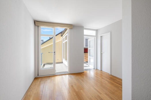 Esszimmer mit angrenzender Küche und Terrasse