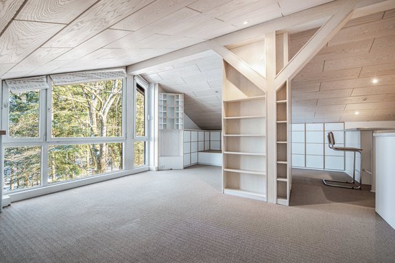 Dachstudio mit Einbauten