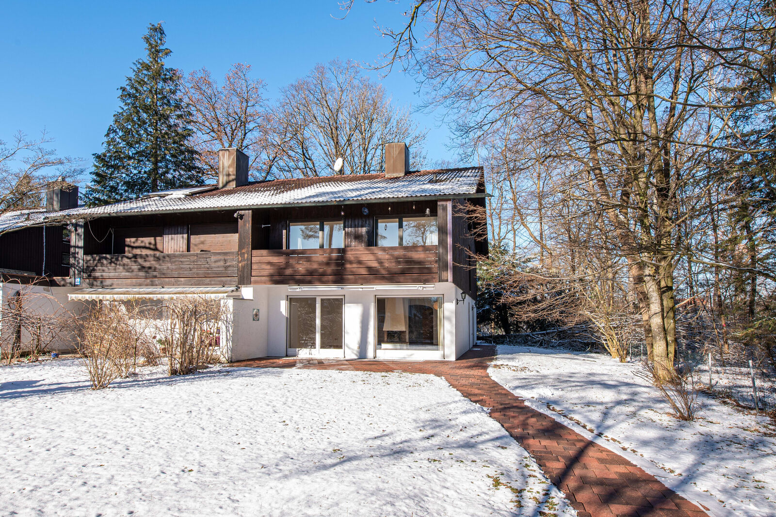 Haushälfte mit sonnigem Garten