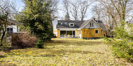 A prime location surrounded by nature: a 1,150 m² lot with a spacious garden