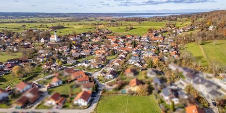 Naturnahe Traumlage Nähe Ammersee: Baugrundstück von 1.000 m² für ein Doppelhaus mit Bergblick