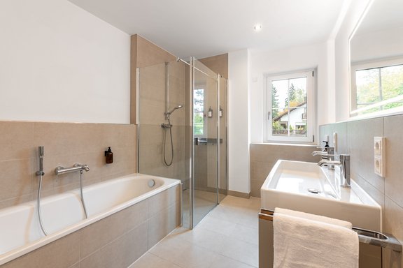 Stylisches, komfortables Bad