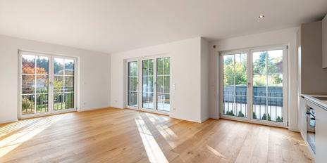 Naturnahe und ruhige Lage: Stylische 3,5-Zimmer-Wohnung mit Balkonen und Hobbyraum