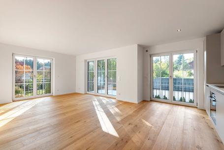 Naturnahe und ruhige Lage: Stylische 3,5-Zimmer-Wohnung mit Balkonen und Hobbyraum