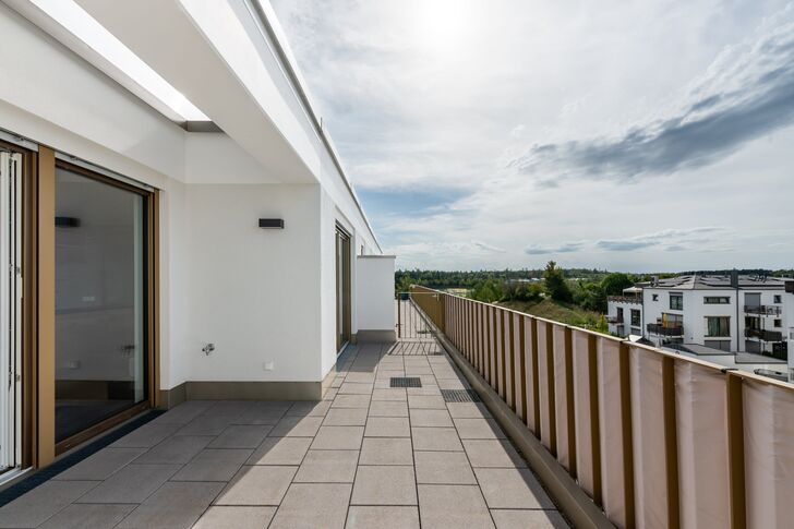 Zwei weitläufige Dachterrassen