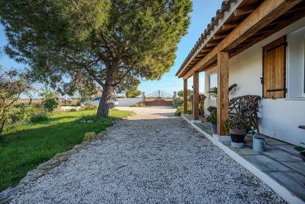 Gekieste Einfahrt zum Haus