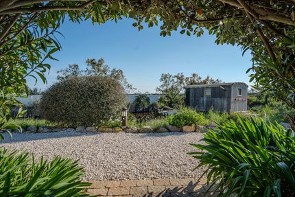 Gartenhaus und Vorhof