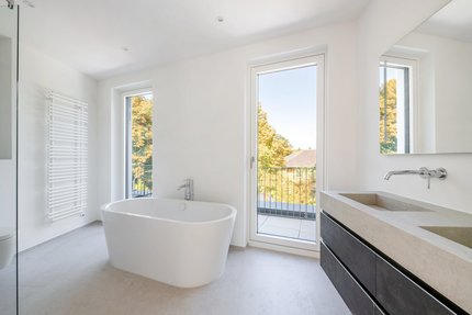 Masterbad mit Dusche und freistehender Wanne