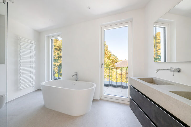 Masterbad mit Dusche und freistehender Wanne