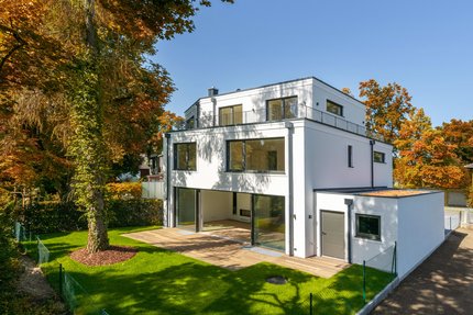 Neubau mit Bauhaus-Ästhetik