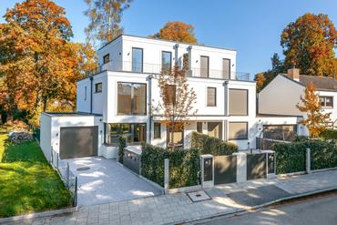 Erstbezug: Anspruchsvolle Haushälfte in Bauhaus-Stil mit Wärmepumpe und Photovoltaik