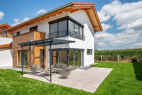 Neubau zum sofortigen Bezug: Sonniges Einfamilienhaus in attraktiver Architektur mit PV