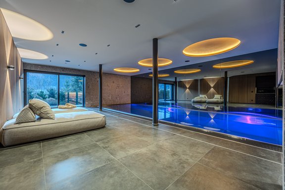 Indoor pool with spa atmosphere
