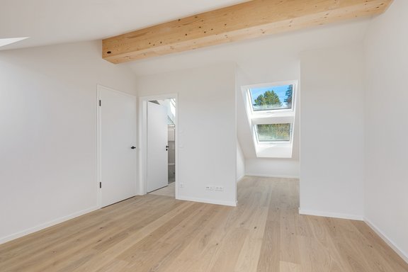 Schlafbereich mit großen Dachfenstern