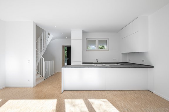 Auch die Küchen der Mittelhäuser mit Fenster