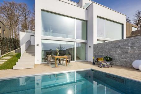 Neubau / Erstbezug: Architektenhaus mit hochkarätiger Ausstattung, Sauna und Aussenpool