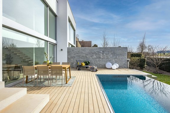 Terrasse mit Pool