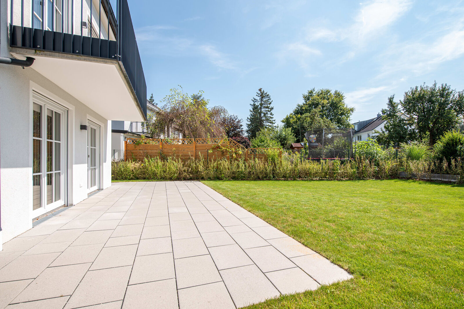 Großzügiger Südgarten mit Terrasse