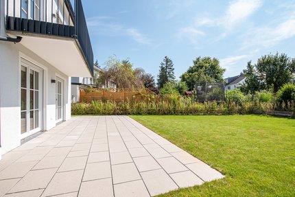 Großzügiger Südgarten mit Terrasse