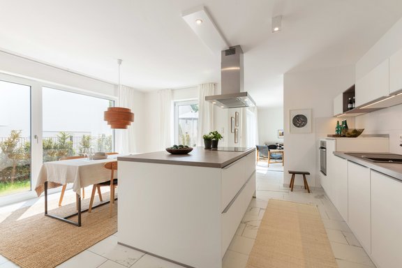 Moderne Küche und Essplatz