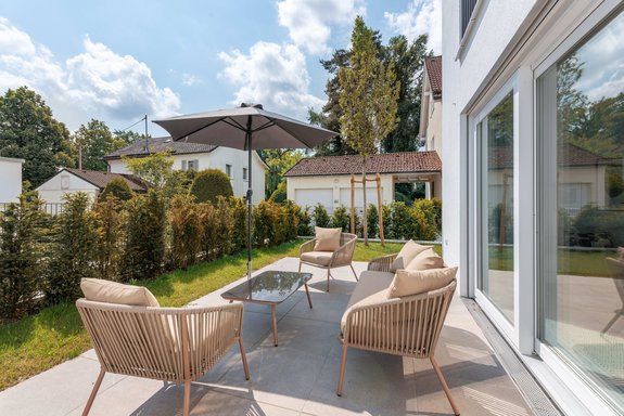 Sonnige Terrasse und Garten