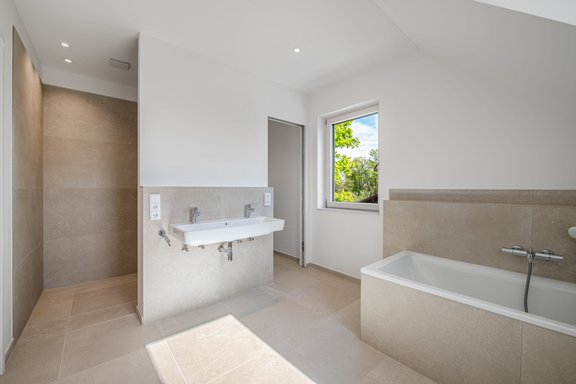 Bad mit separater WC-Kabine