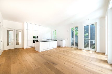 Exklusive, offene Einbauküche mit Küchenblock