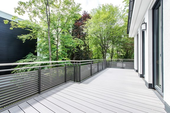 Große Südterrasse mit Blick ins Grüne