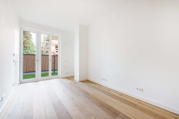 Bedroom with oak parquet flooring